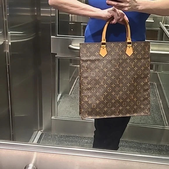 SOLD - Authentic Louis Vuitton - Picture 2 of 11